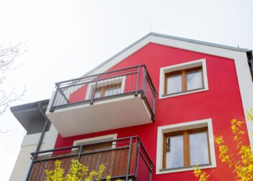 Instalación de una barandilla en una fachada SATE