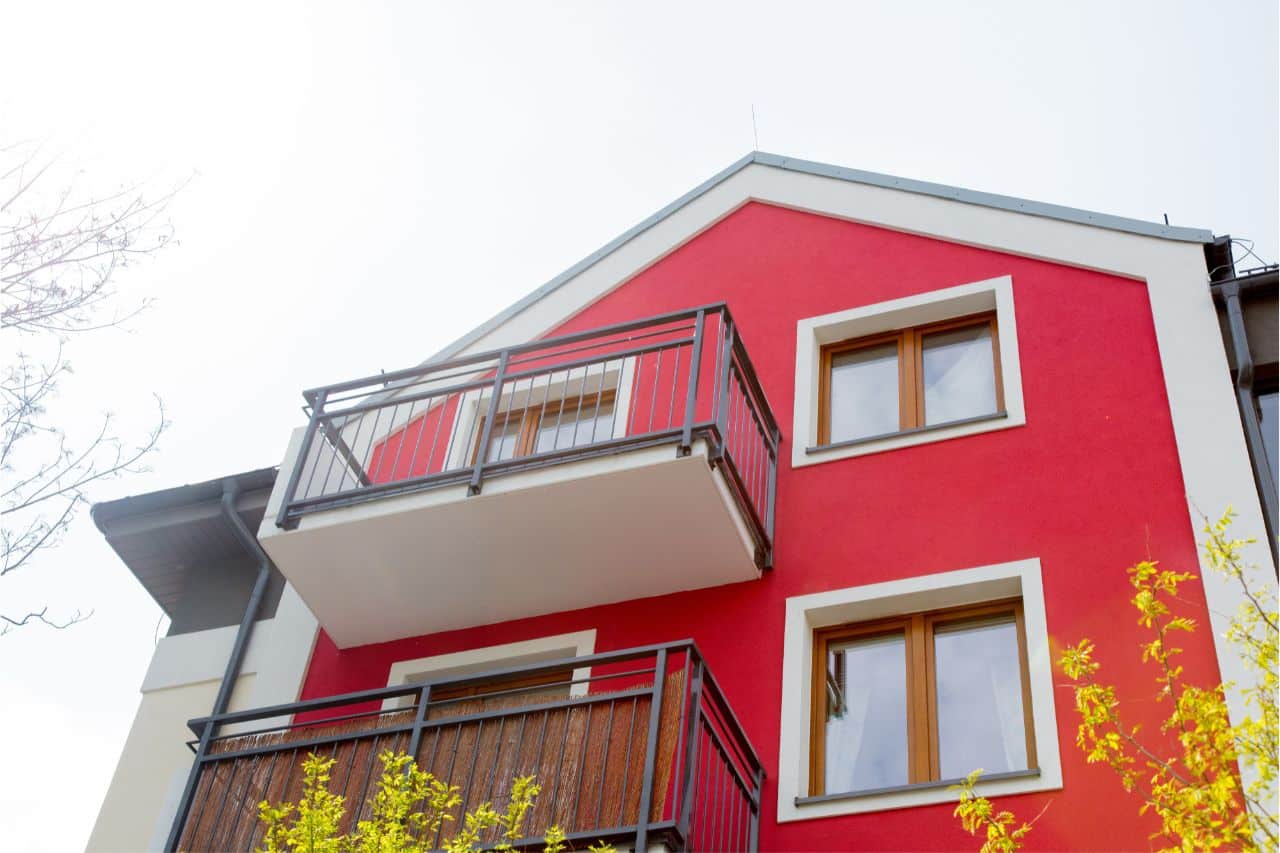 Barandilla instalada en una fachada SATE