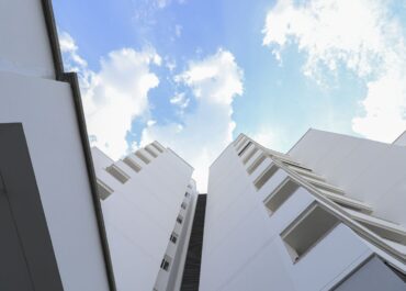 Color y rendimiento térmico: cómo elegir revestimientos sin comprometer el sistema SATE